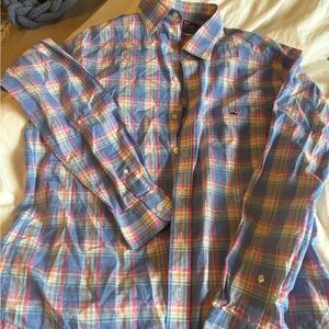 Great condition slim fit Vineyard Vines button up.